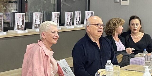 “Μαμά, κοίτα, χωρίς χέρια”: Το νέο βιβλίο της Έλενας Ακρίτα “καθρεφτίζει” τις ζωές των ανθρώπων