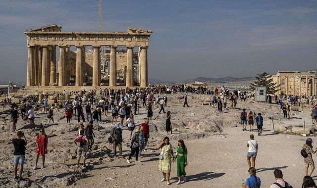 Guardian: Ο υπερτουρισμός απειλεί τα αρχαία μνημεία στην Ελλάδα