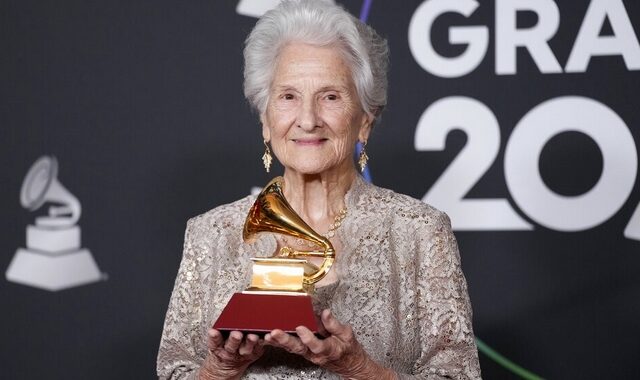 Angela Alvarez: Η 95χρονη που κέρδισε το βραβείο καλύτερου νέου καλλιτέχνη στα φετινά Latin Grammy Awards