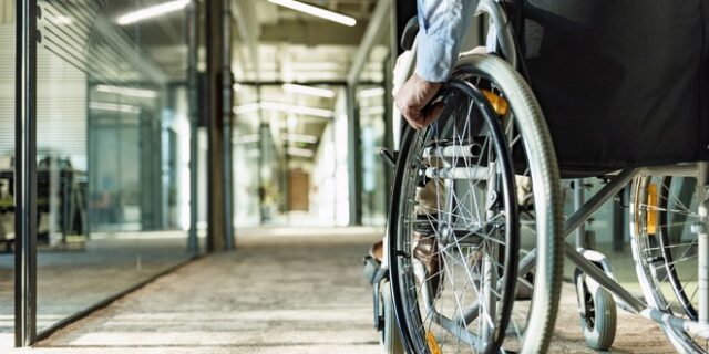 Κρήτη: Καταγγελία για λεκτική επίθεση σε ανάπηρο που έπεσε από το αμαξίδιό του