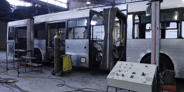 Επίθεση κουκουλοφόρων στο αμαξοστάσιο Ζωγράφου – Σοβαρές ζημιές