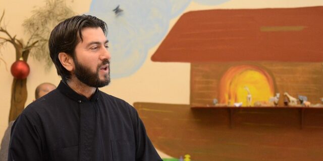Καταγγελία σοκ για Κιβωτό του Κόσμου: Ο πάτερ Αντώνιος, η “κομμωτική για γυναίκες” και ένα βουνό από ρούχα που κάηκε