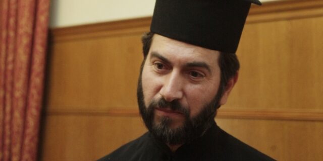 Κιβωτός του Κόσμου: Επίθεση σε Εκκλησία και κυβέρνηση από τον δικηγόρο του πατέρα Αντωνίου