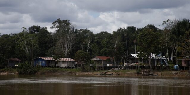 Περού: Τουρίστες κρατούνται όμηροι σε ποταμόπλοιο από ομάδα ιθαγενών