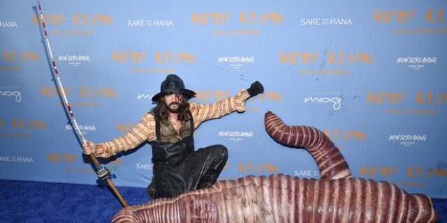 Χάιντι Κλουμ: Από super model… σκουλήκι – Η εντυπωσιακή μεταμφίεση για το φετινό Halloween