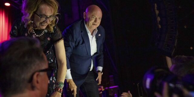 Ενδιάμεσες εκλογές στις ΗΠΑ: Στους Δημοκρατικούς η έδρα της Αριζόνα στη Γερουσία