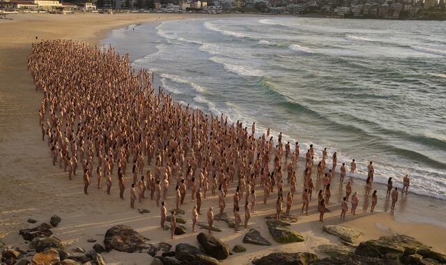 Αυστραλία: 2.500 άνθρωποι πόζαραν γυμνοί κατά του καρκίνου του δέρματος