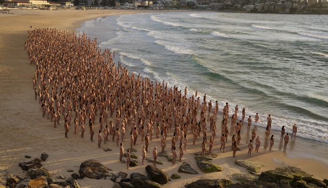 Αυστραλία: 2.500 άνθρωποι πόζαραν γυμνοί κατά του καρκίνου του δέρματος