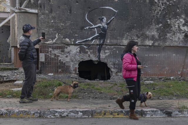 O Banksy στην κατεστραμμένη Ουκρανία: Το συγκλονιστικό βίντεο που ανέβασε στο Instagram