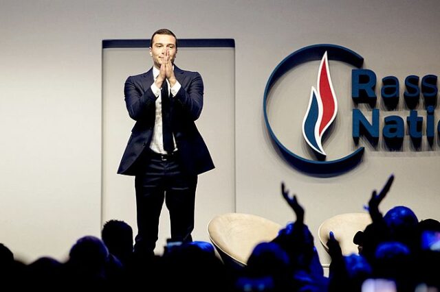 Γαλλία: Ο 27χρονος διάδοχος της Λεπέν θριάμβευσε στις εσωκομματικές εκλογές