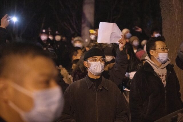 Πώς μια λευκή κόλλα χαρτί έγινε σύμβολο της περιφρόνησης στην Κίνα