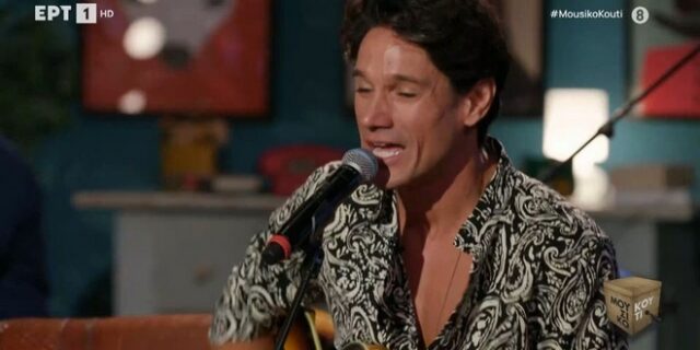 Μουσικό κουτί: Ο Πάνος Βλάχος τραγούδησε το “Με τι φράγκα” σε παγκόσμια πρώτη, “έχωσε” και μάγεψε