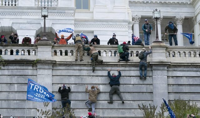 Εισβολή στο Καπιτώλιο: Δύο κρίθηκαν ένοχοι για “στάση”