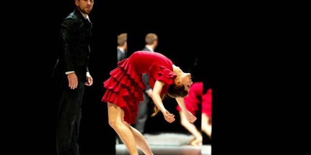 Η Κάρμεν “αλλιώς” – Χορεύει σε ένα σύμπαν πληγωμένο από την εμπειρία της βίας