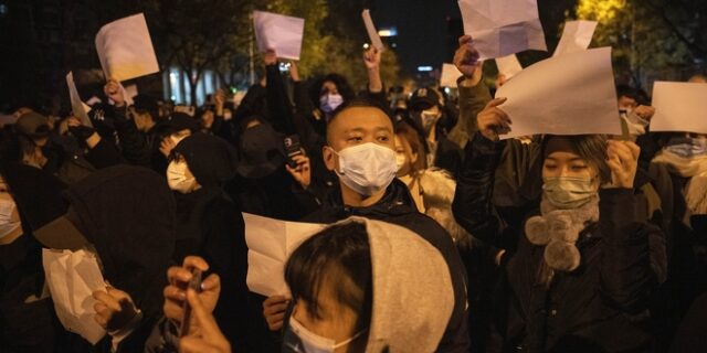 Κίνα: Τριγμοί στην εξουσία του Σι – Λαϊκή οργή για τα αυστηρά lockdown