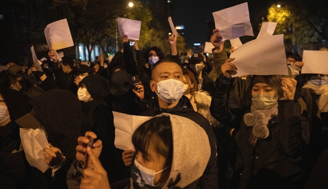 Κίνα: Τριγμοί στην εξουσία του Σι – Λαϊκή οργή για τα αυστηρά lockdown