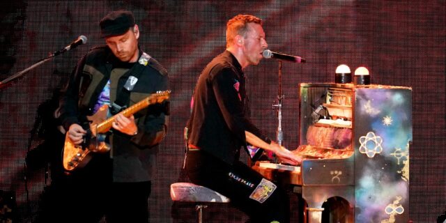 Οι Coldplay ερμηνεύουν τον ύμνο της ιρανικής εξέγερσης με Ιρανή ηθοποιό στο πλευρό τους