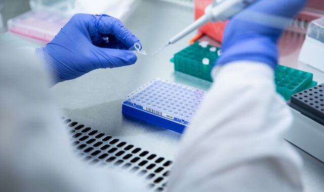 Κορονοϊός: Επιστήμονες δημιούργησαν τεχνητά ένζυμα που σκοτώνουν τον ιό