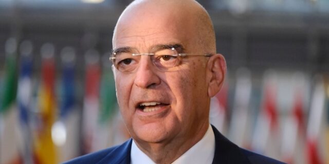 Σύντομη συνάντηση Μακρόν – Δένδια στην Τυνησία