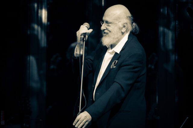 “Γεννήθηκα στη Σαλονίκη” τραγουδάει ο Διονύσης Σαββόπουλος – Γιορτάζει τα γενέθλιά του στο Μέγαρο
