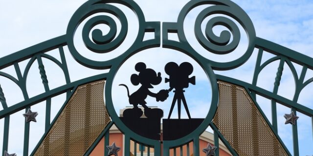 Disney: Φέρνει πίσω ως CEO τον Bob Iger – Το μήνυμα στους εργαζόμενους μετά τις φήμες για απολύσεις