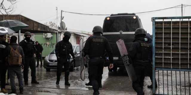 Επιχείρηση της ΕΛΑΣ για εκκένωση στη δομή προσφύγων του Ελαιώνα