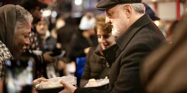 Αρχιεπίσκοπος Ελπιδοφόρος: Μοίρασε ζεστά γεύματα και ρούχα σε άστεγους της Νέας Υόρκης