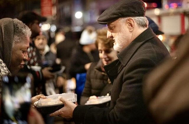Αρχιεπίσκοπος Ελπιδοφόρος: Μοίρασε ζεστά γεύματα και ρούχα σε άστεγους της Νέας Υόρκης