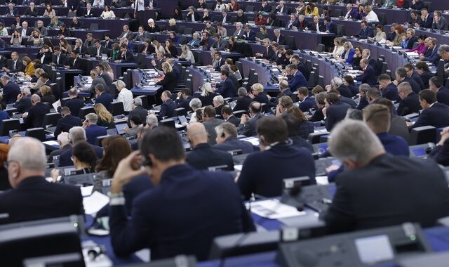 Ευρωκοινοβούλιο: Φτερνίζονται και βήχουν λόγω του κρύου – Κατά τ’ άλλα, πλαφόν 275 ευρώ στο αέριο