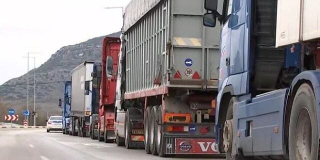 Φάρσαλα: Στους δρόμους οι οδηγοί φορτηγών – Διαμαρτύρονται για τα επιπλέον χιλιόμετρα