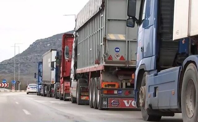 Φάρσαλα: Στους δρόμους οι οδηγοί φορτηγών – Διαμαρτύρονται για τα επιπλέον χιλιόμετρα