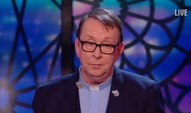 Ιρλανδία: Ιερέας ετοιμάζεται να τραγουδήσει στη Eurovision