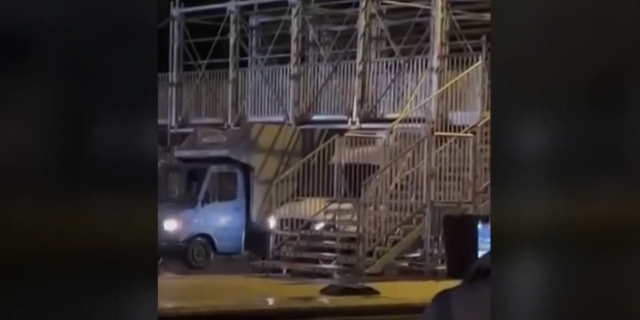 Μαραθώνιος 2022: Σφηνώνουν τα φορτηγά στη γέφυρα που στήθηκε απέναντι από το Καλλιμάρμαρο