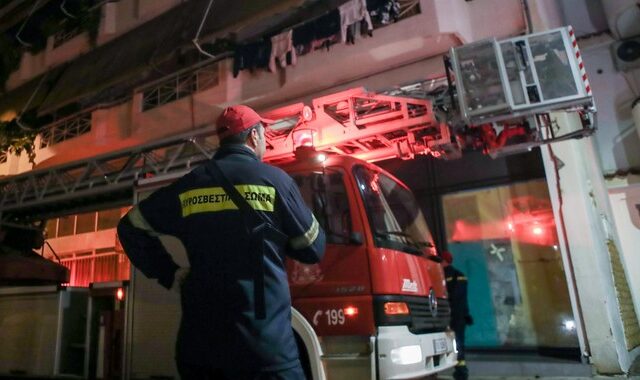 Φωτιά στον Κολωνό: Διασωληνωμένος ο πεντάχρονος – Εξετάζονται οι γονείς του