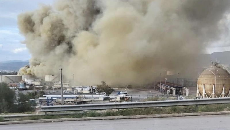 Ασπρόπυργος: Έσβησε η φωτιά στην εταιρεία διαχείρισης αποβλήτων – Μήνυμα από το 112