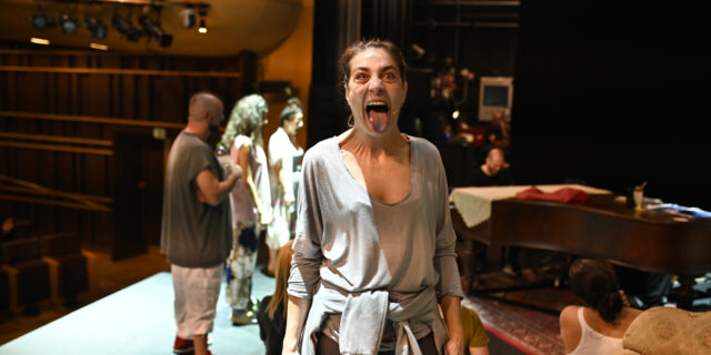 Δύο ώρες σ΄ένα backstage γεμάτο απενοχοποιημένες βρισιές