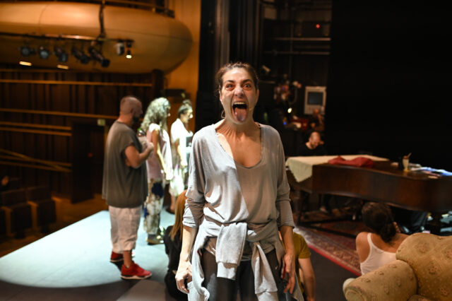 Δύο ώρες σ΄ένα backstage γεμάτο απενοχοποιημένες βρισιές