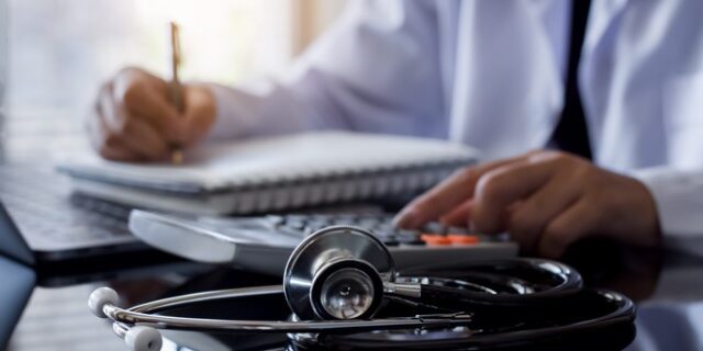 Στη Βουλή το νομοσχέδιο Γκάγκα – Δίνει δικαίωμα ιδιωτικού ιατρείου στους εργαζομένους του ΕΣΥ