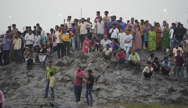 Ινδία: Αγνοούμενοι για τρίτη μέρα μετά την κατάρρευση γέφυρας – Τι πήγε λάθος