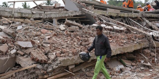 Ινδονησία: Στους 252 αυξήθηκε ο αριθμός των νεκρών από τον σεισμό στη Δυτική Ιάβα