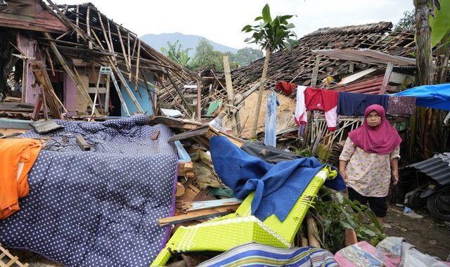 Ινδονησία: Στους 318 οι νεκροί από τον σεισμό 5,6 Ρίχτερ