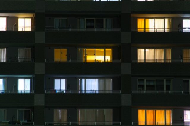 Τα νοικοκυριά σβήνουν τα φώτα για να μειώσουν τη δαπάνη για ρεύμα