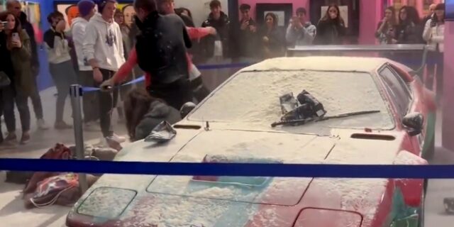 Ιταλία: Ακτιβιστές για το κλίμα πέταξαν αλεύρι σε έργο του Άντι Γουόρχολ