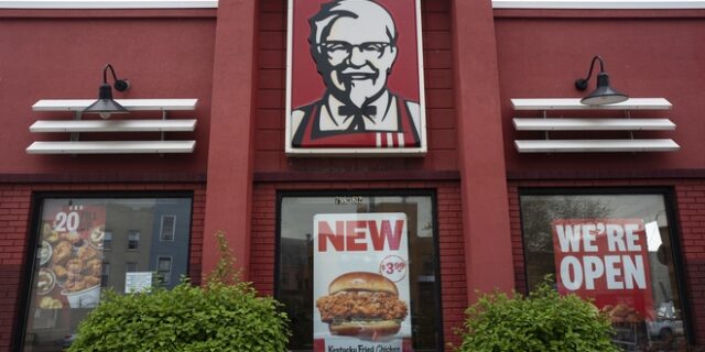 Οργή για τα KFC στη Γερμανία: “Γιορτάστε τη Νύχτα των Κρυστάλλων με τσίζμπεργκερ κοτόπουλο”
