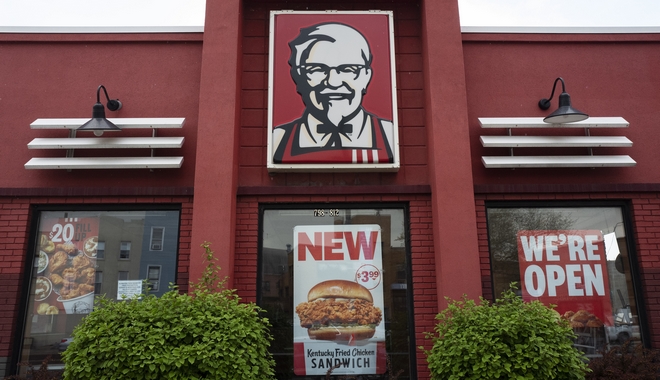 Οργή για τα KFC στη Γερμανία: “Γιορτάστε τη Νύχτα των Κρυστάλλων με τσίζμπεργκερ κοτόπουλο”