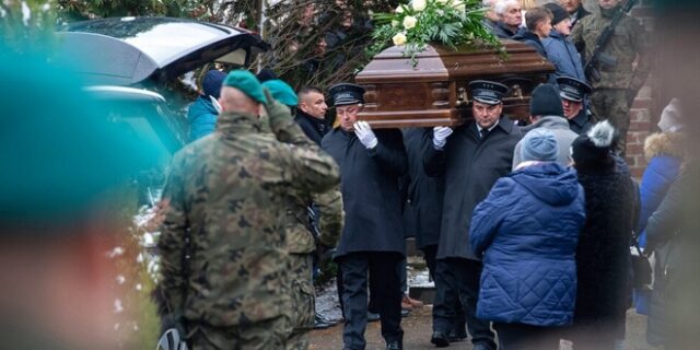 Οι Πολωνοί κηδεύουν τους δύο άνδρες που σκοτώθηκαν από την έκρηξη πυραύλου κοντά στα ουκρανικά σύνορα