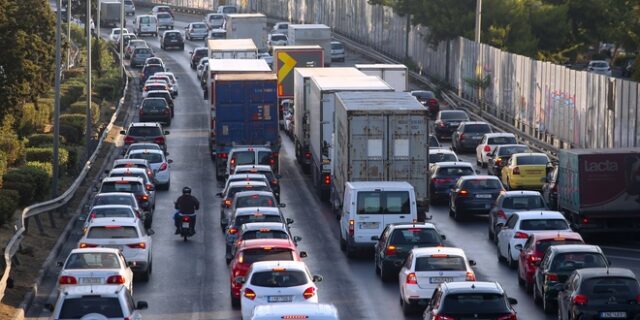 Κίνηση στους δρόμους: Κυκλοφοριακό χάος στον Κηφισό – Στο “κόκκινο” πολλές αρτηρίες