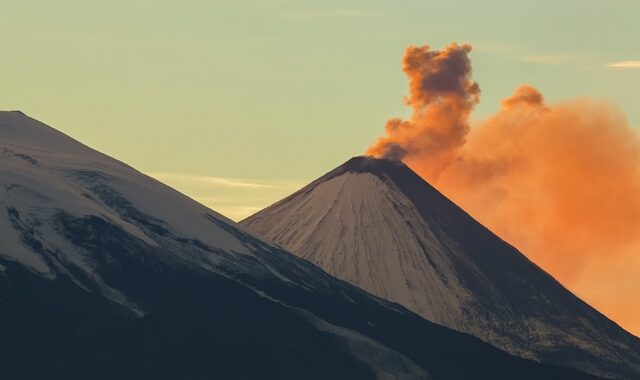 Εξερράγη το υψηλότερο ηφαίστειο της Ευρασίας
