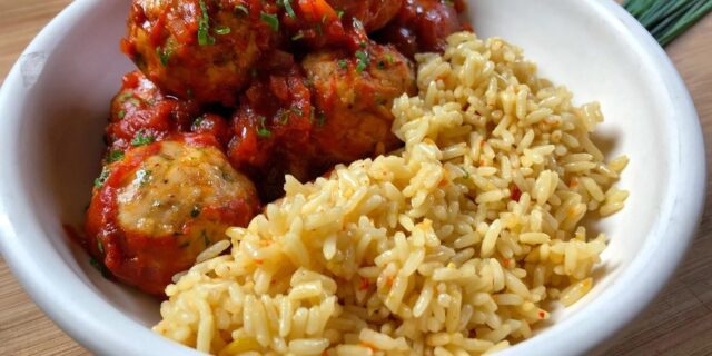 Κάνετε δίαιτα;Συνταγή για πεντανόστιμα κοκκινιστά κεφτεδάκια κοτόπουλου