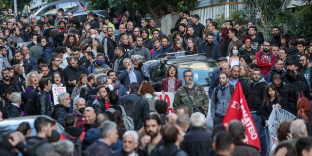 Έξωση στην Ιωάννα Κολοβού: Πλήθος κόσμου έξω από το σπίτι της σε ένδειξη συμπαράστασης